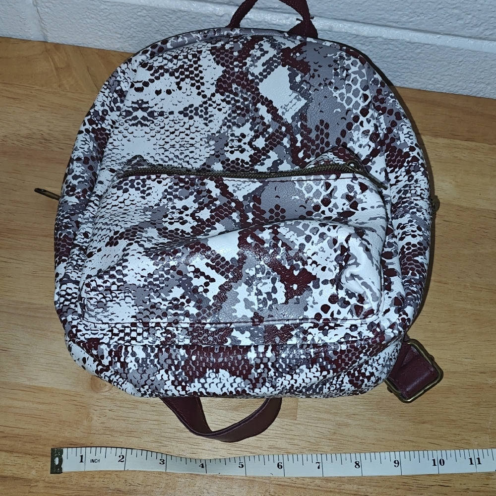 Stylish Snake Print Backpack - Picture 4 of 4